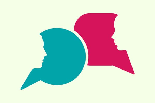 Illustrierte Umrisse von Mann und Frau in zwei farbigen Sprechblasen