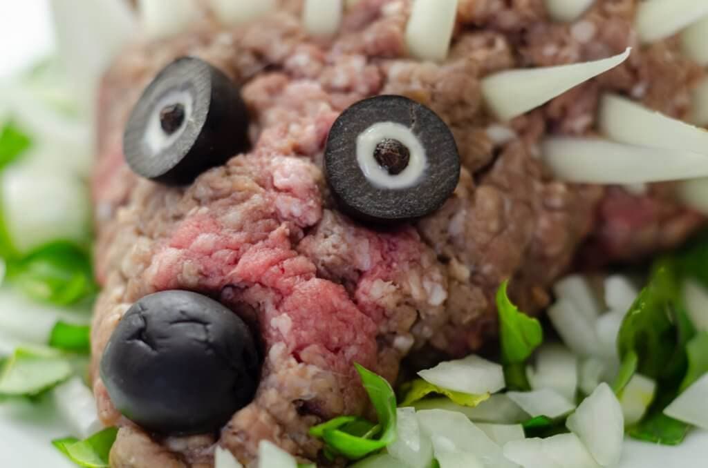 In rohem Mett kann sich das Hepatitis E Virus verbergen.
