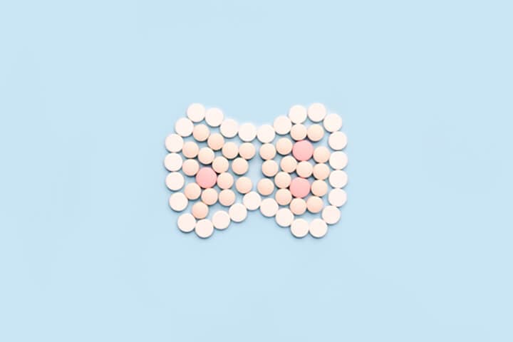 Schilddrüse aus Pillen. Ein Symbol für Schutz und Vorbeugung vor Schilddrüsenerkrankungen