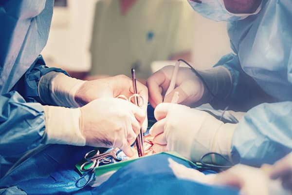 Medizinisches Chirurgenteam im Spital operiert an einem Patienten.