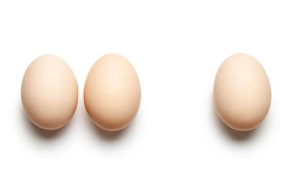 Eine atopische Dermatitis ist besonders oft mit Nahrungsmittelallergien assoziiert.