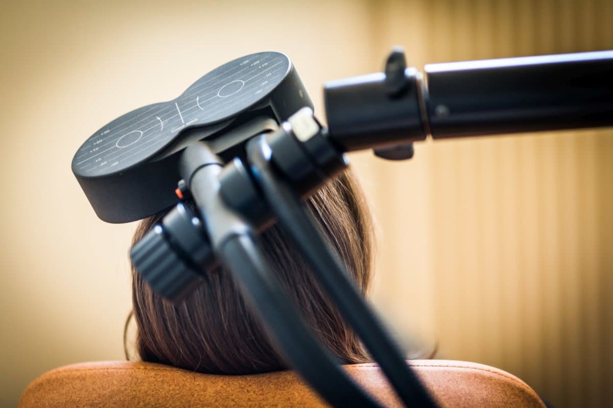 Die transkranielle magnetische Stimulation kann den Erfolg einer Hypnose steigern.