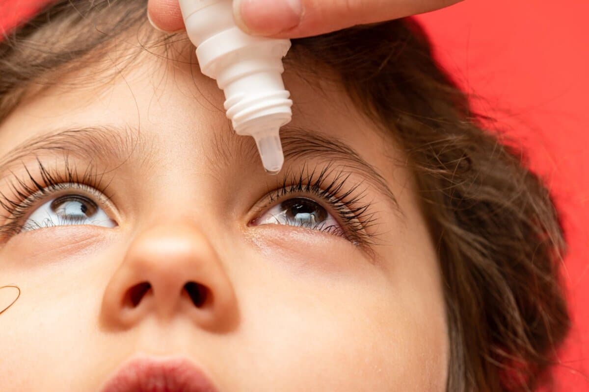 Bei einer Konjunktivitis greift man oft zu schnell zu antibiotischen Tropfen oder Salben.