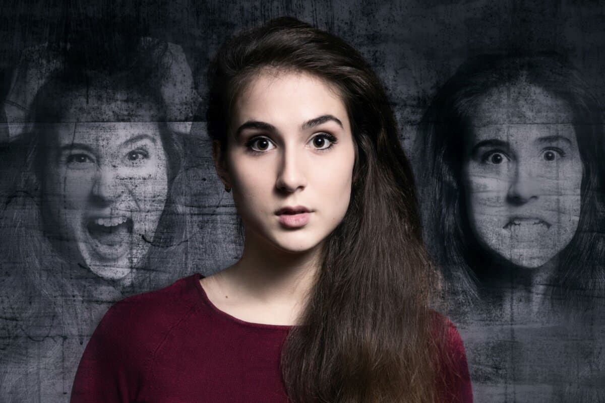 Die Blickstarre und das Grimassieren gehören zu den häufigen und mittelfrequenten Katatonie-Ausprägungen.