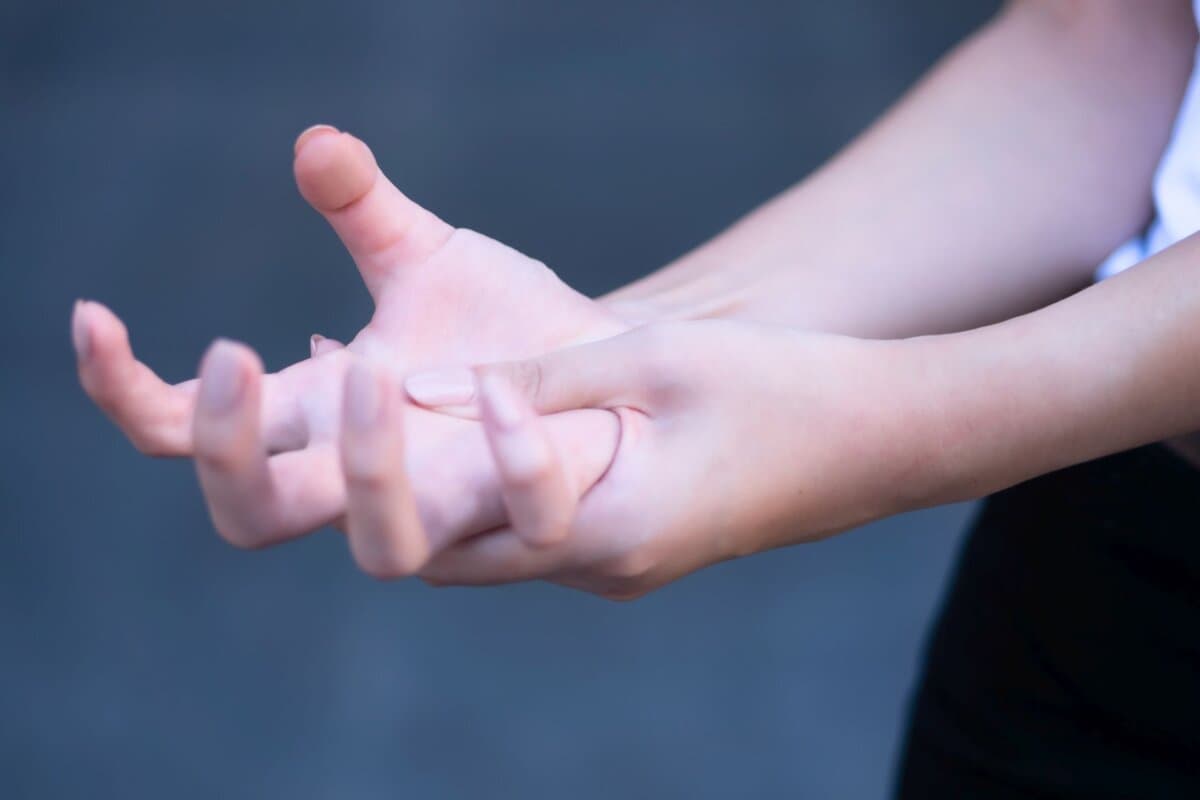 Die Hautbeschwerden einer 12-jährigen mit Gelenksschmerzen entpuppten sich als Atrophia Pasini et Pierini.