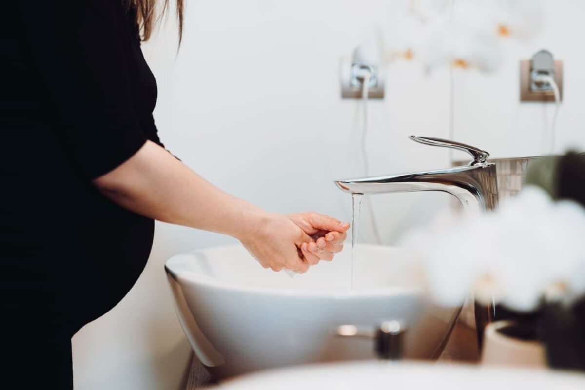 Sich regelmässig gründlich die Hände zu waschen kann Parvovirus B19-Infektionen in der Schwangerschaft verhindern.