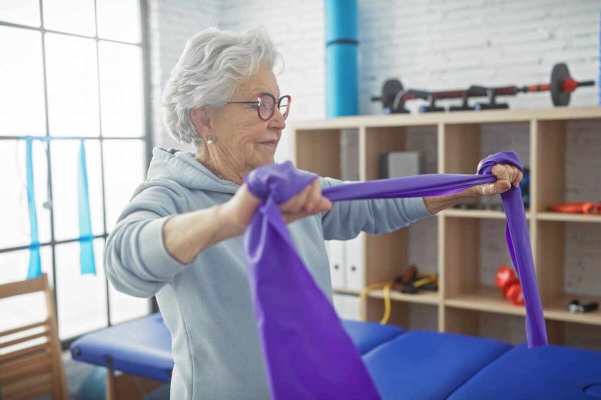 Unter anderem mit Krafttraining und einer erhöhten Proteinzufuhr kann man der Sarkopenie beikommen.