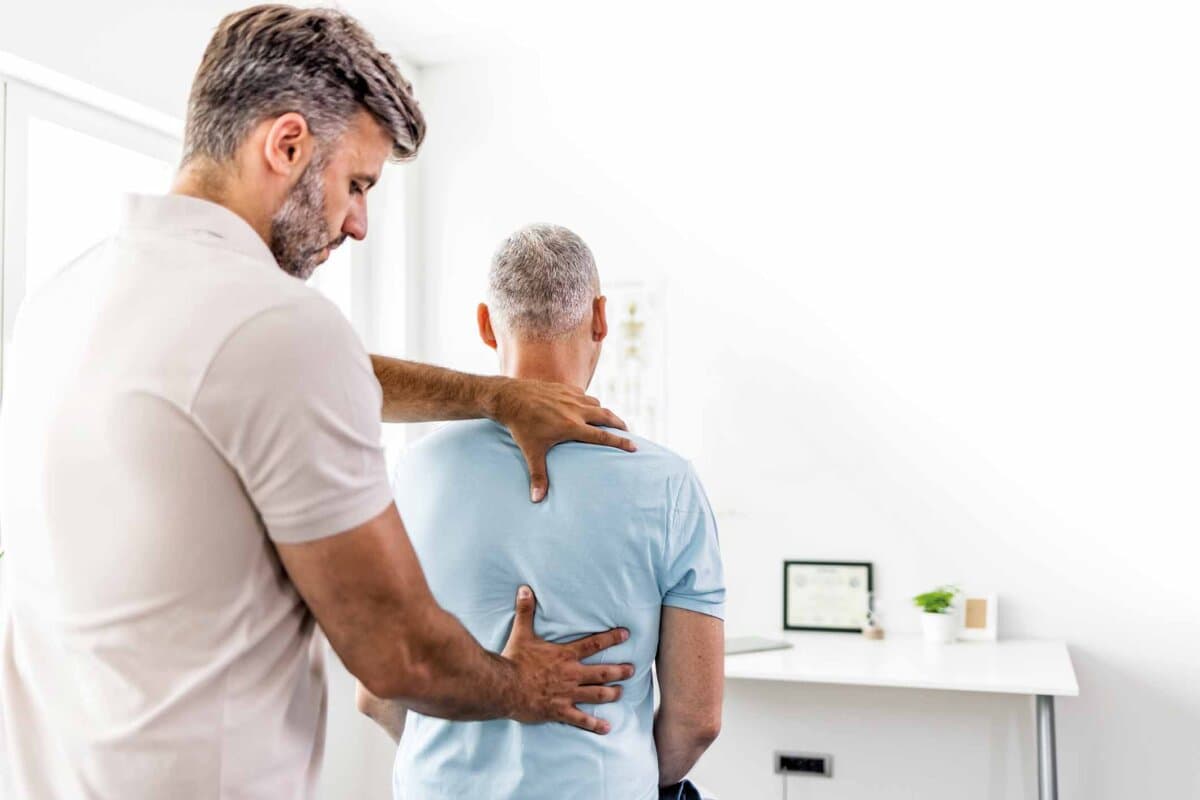 Zuversichtlich, erfolgreich, reif, Arzt im Krankenhaus