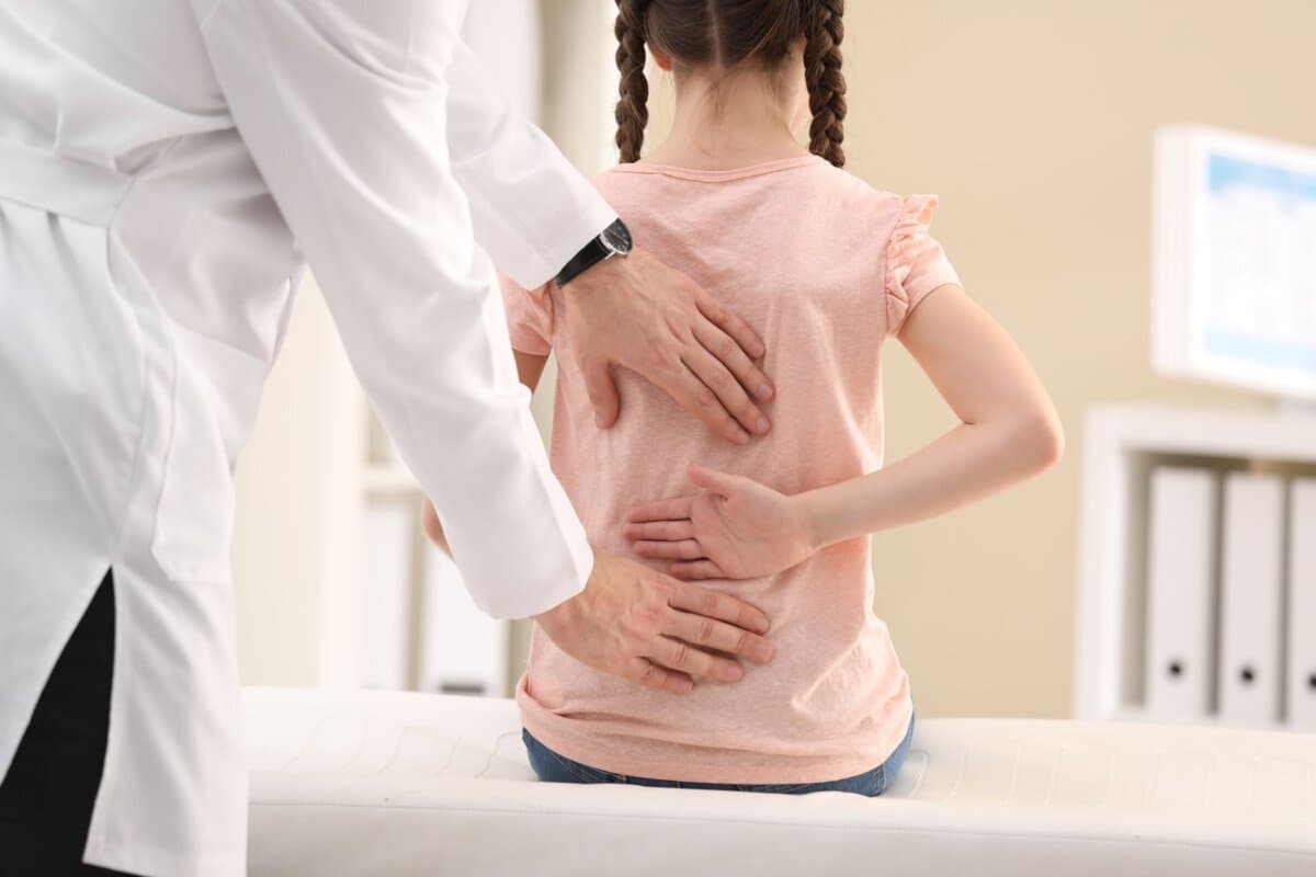Auch bei Kindern sollte man bei Rückenschmerzen daran denken, eine Chronifizierung zu vermeiden.