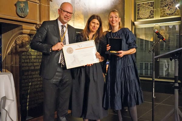 Andreas Uttenweiler, Chrysoula Leontiou et Alice Huisman d’Idorsia lors de la remise du Prix Galien dans le Safran Zunft, Bâle.