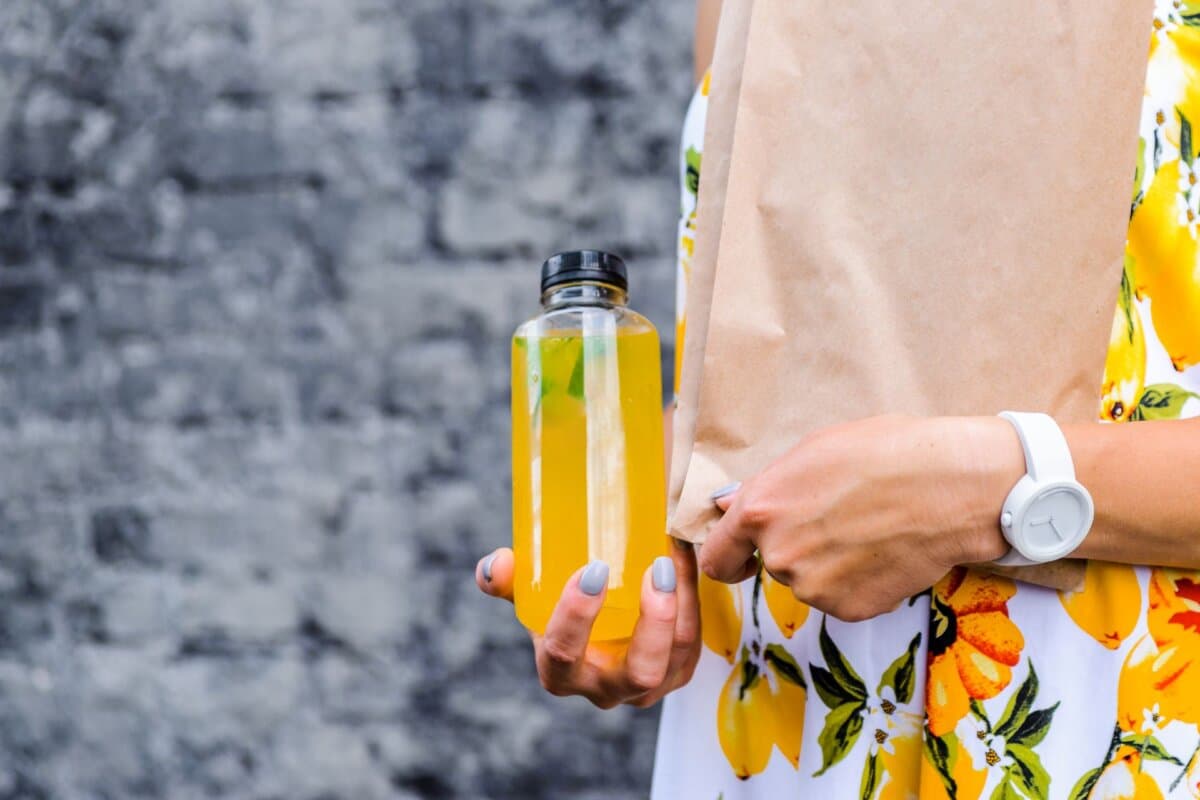 Une femme soucieuse de sa santé achète un smoothie plein de fructose.