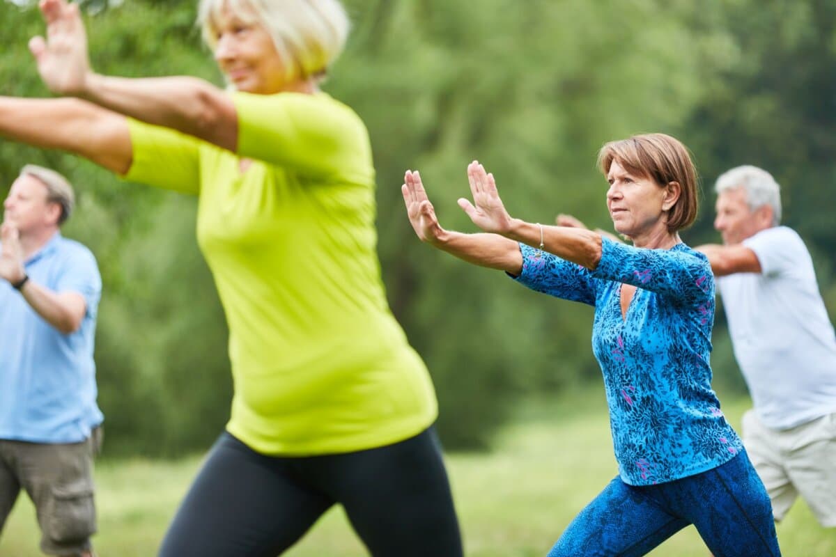 Die Prävention von Stürzen kann auch Spass machen - hier etwa Senioren beim Tai Chi.