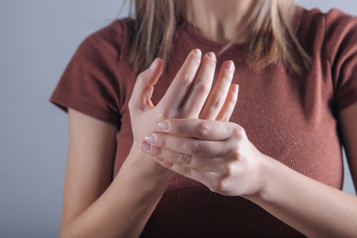 Schläft jungen Frauen in der Nacht der Arm ein, könnte ein Thoracic-Outlet-Syndrom dahinterstecken.