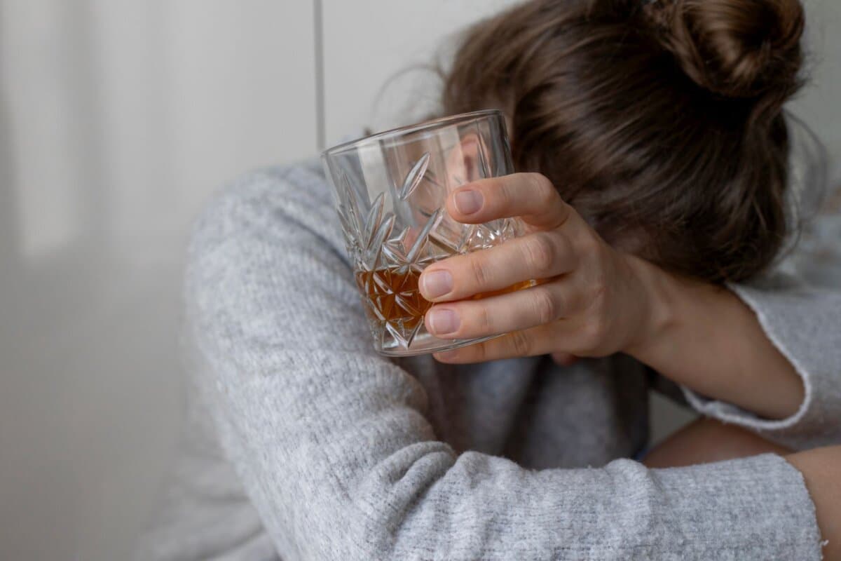 Bei der Entwicklung einer Alkoholabhängigkeit spielen Gene und soziale Faktoren wichtige Rollen.