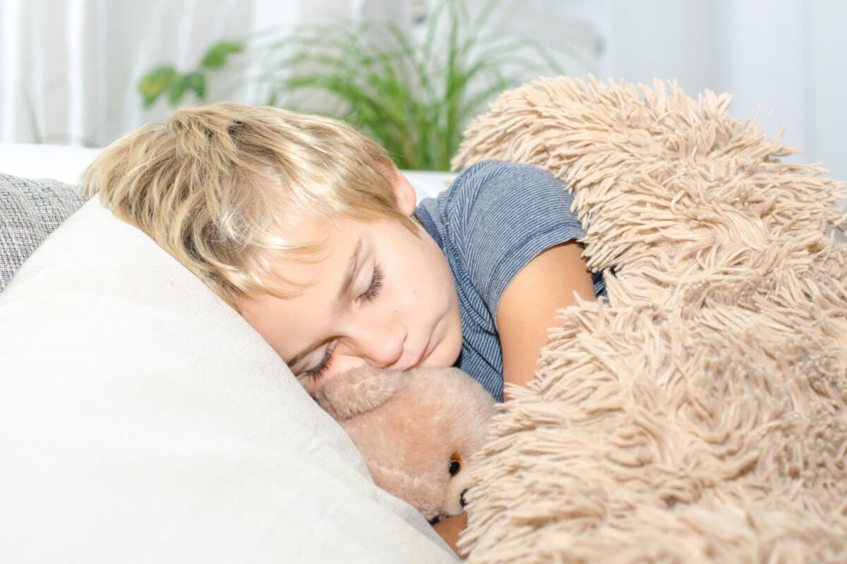 Chez les enfants TDAH, la mélatonine à libération immédiate peut faciliter l’endormissement.