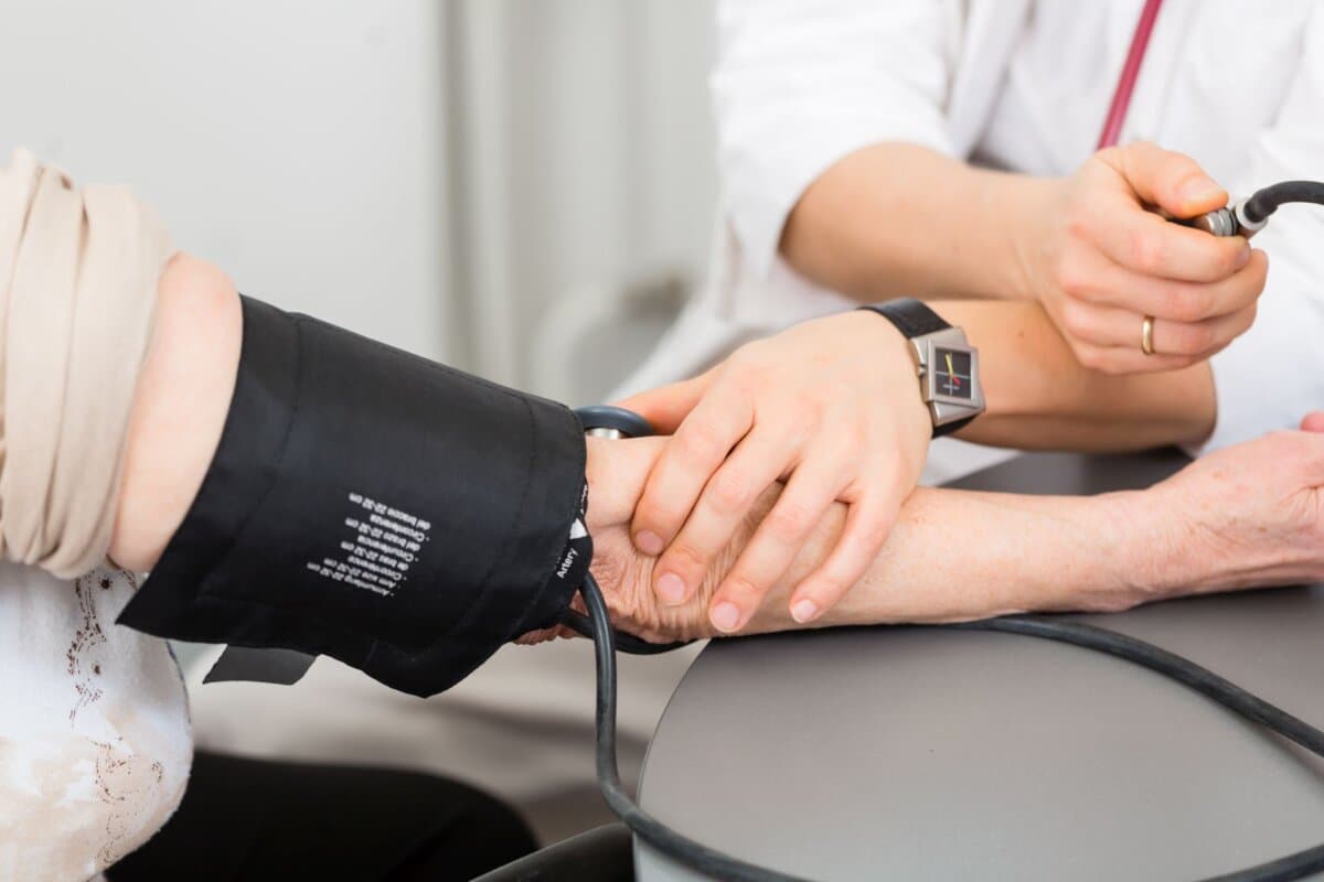 Eine Hypertonie kann kaum ausschliesslich auf Basis von Blutdruckmessungen in der Praxis diagnostiziert werden.