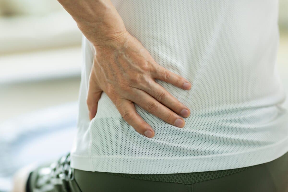 Hinter Schmerzen in den Sakroiliakalgelenken kann die axiale Spondyloarthritis stecken.
