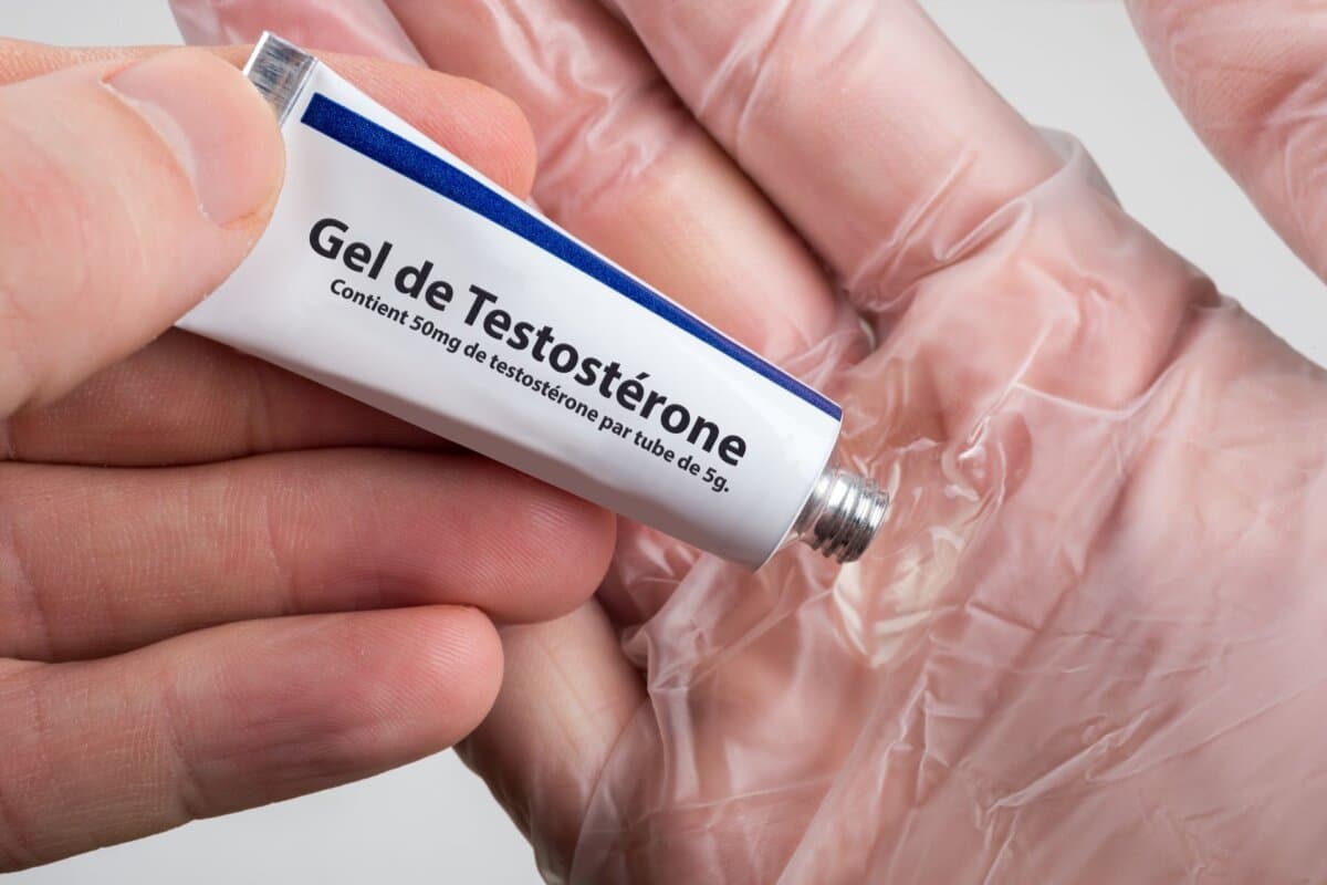 La thérapie à la testostérone a-t-elle des effets secondaires cardiovasculaires et prostatiques ?