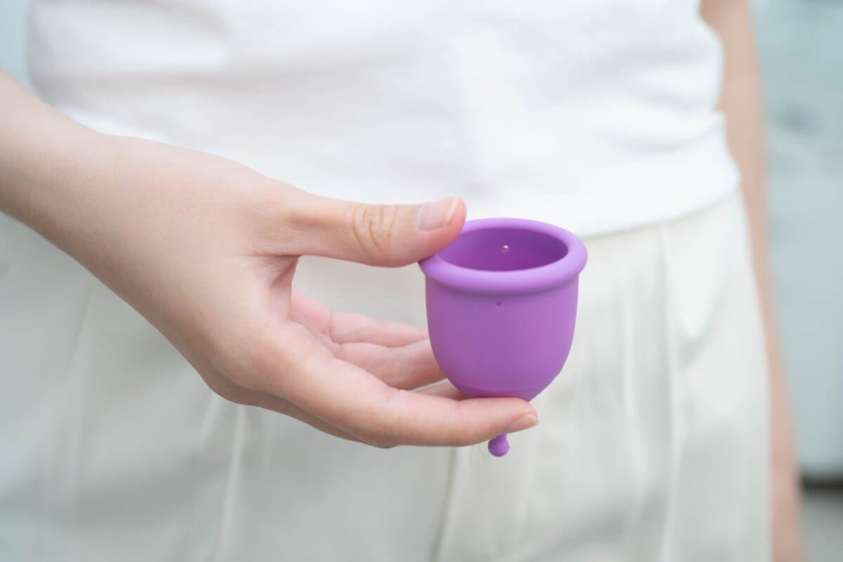 Der Gebrauch von Menstruationstassen könnte mit einem erhöhten Risiko für Spiralenverschiebungen in Zusammenhang stehen.