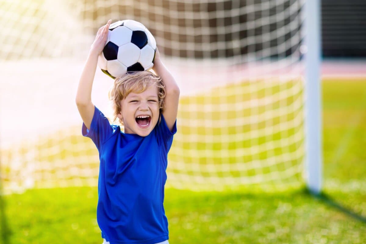Fussball spielen ist für Kinder mit Epilepsie im Normalfall problemlos möglich.