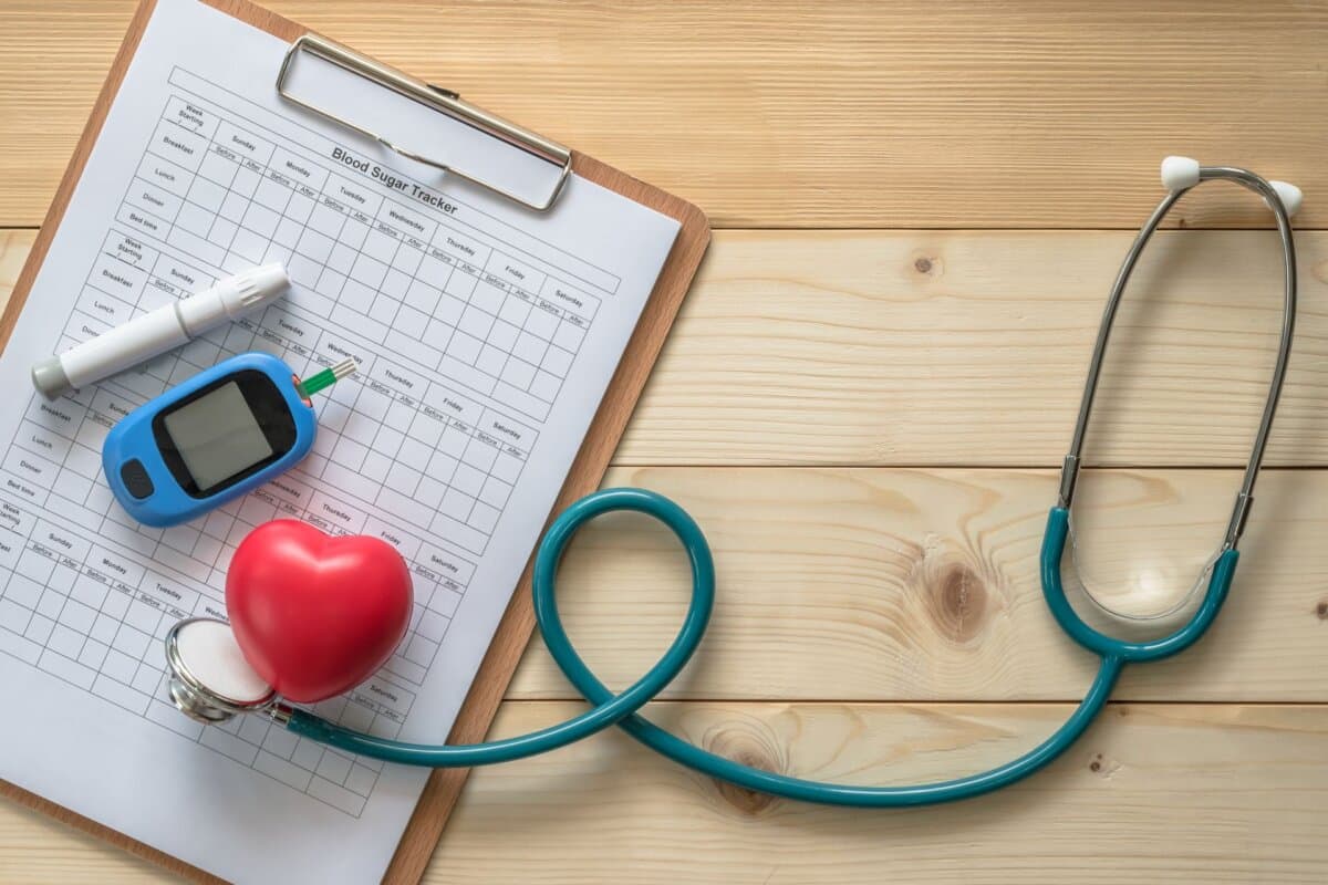 Set zur Bestimmung des Blutzuckers bei Diabetes, Herz und Stethoskop.