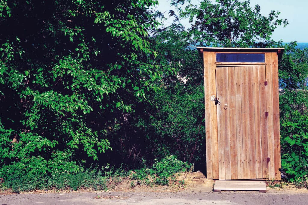Alte, witzige Holztoilette. Toilette im Haushalt. Außentoilette für Besucher, Touristen und Reisende im Wald.