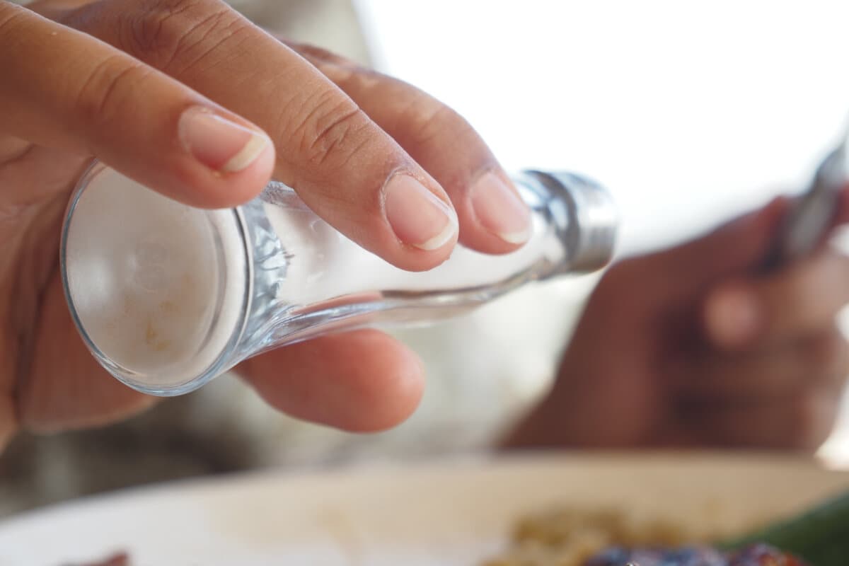 Salz rieselt aus einem Salzstreuer.