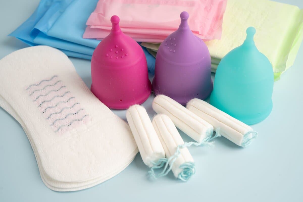 Set mit Hygieneartikeln für die Menstruation – Binden, Tampons und Schutzprodukte.