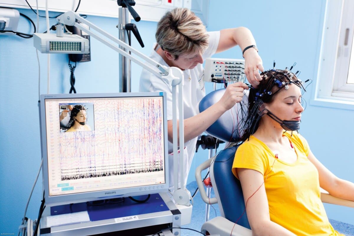 Frau während einer EEG-Untersuchung im Krankenhaus von Limoges, Frankreich.