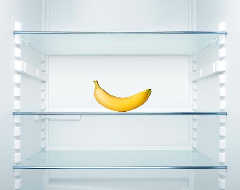 Eine einzelne Banane im Kühlschrank