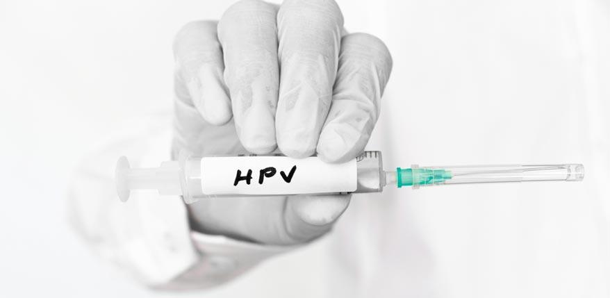Mediziner hält HPV Spritze in der Hand