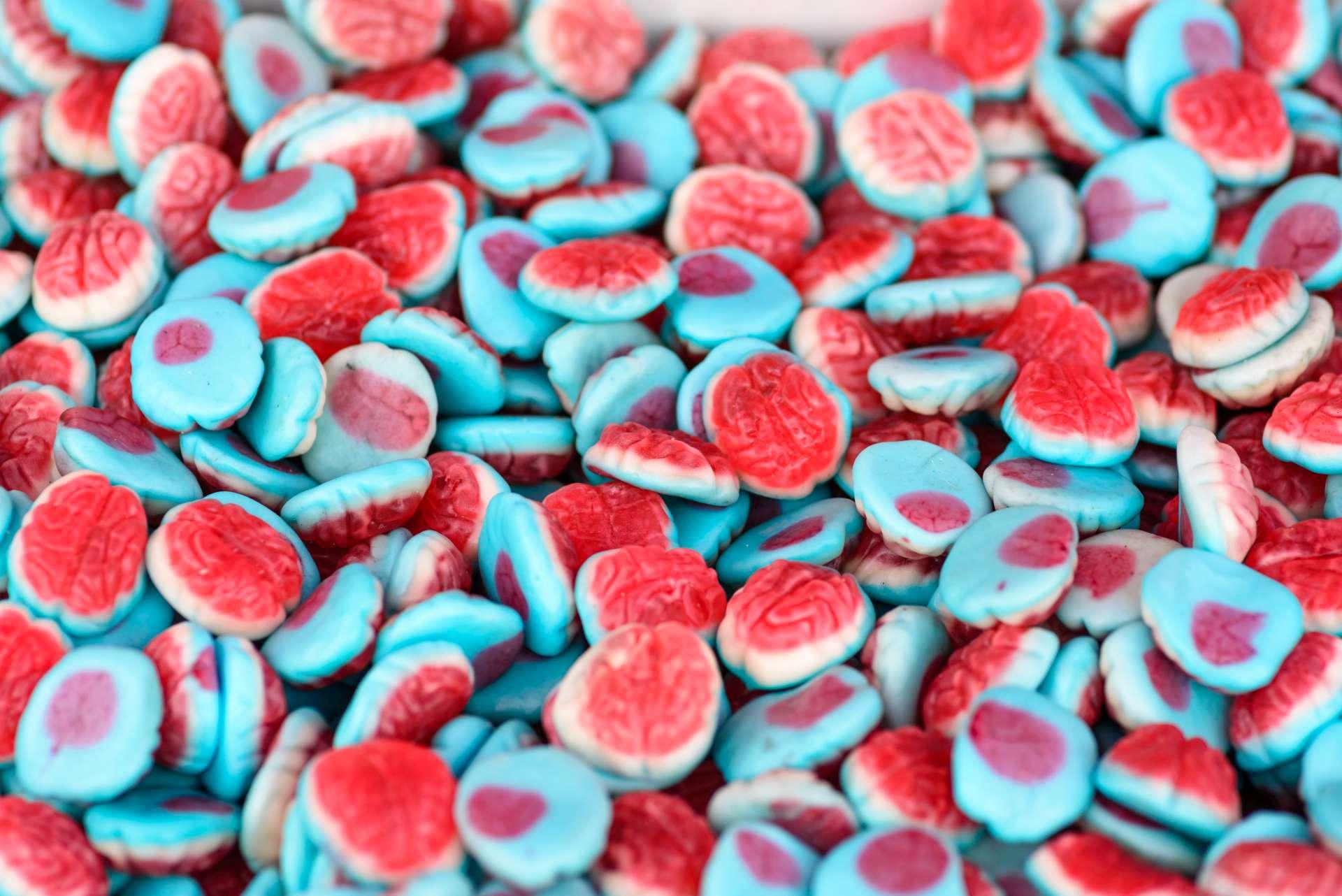 gummiartige Gehirnbonbons, blauer und roter Hintergrund