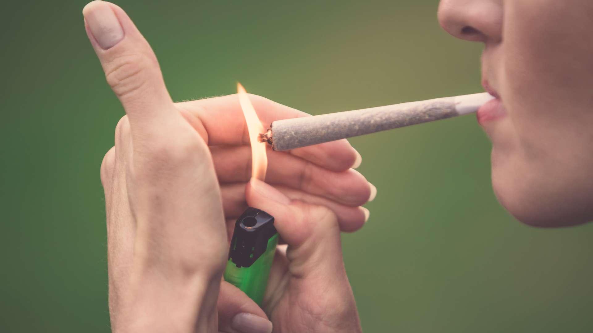Nahaufnahme der Frau, die Marihuana Cannabis Joint raucht