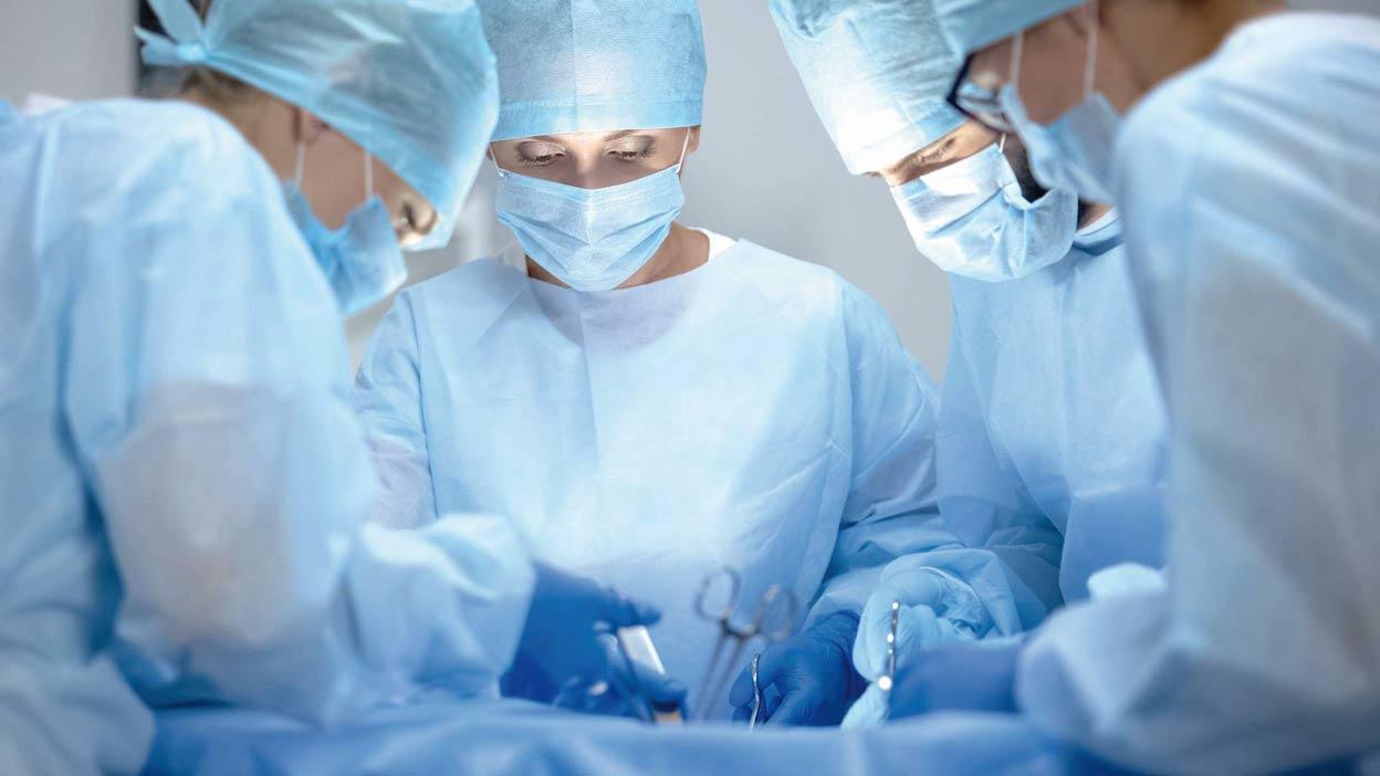 Mehrere Ärzte operieren ein Patient