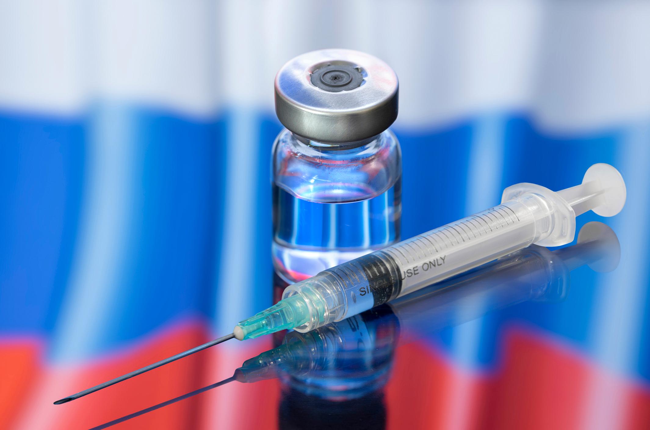 Ampullen-Impfstoff gegen Corona-Virus Covid-19 mit Flagge Russlands