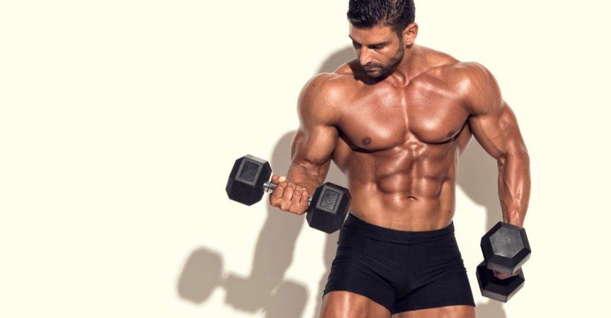 Muskulöser Mann in Unterwäsche trainiert mit Hanteln. Bodybuilder und Muskeln Konzept. Fitness, Training und Sport.