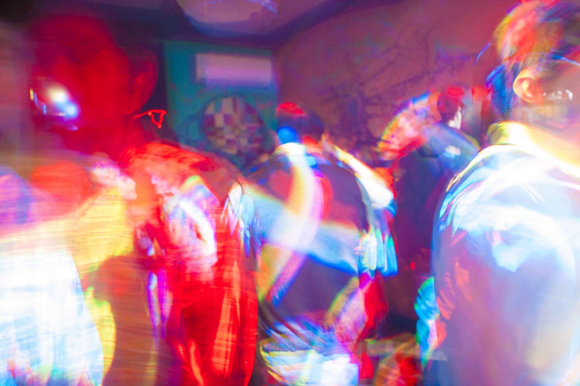 Tanzfläche voller Farbe mit Partygästen in Trance