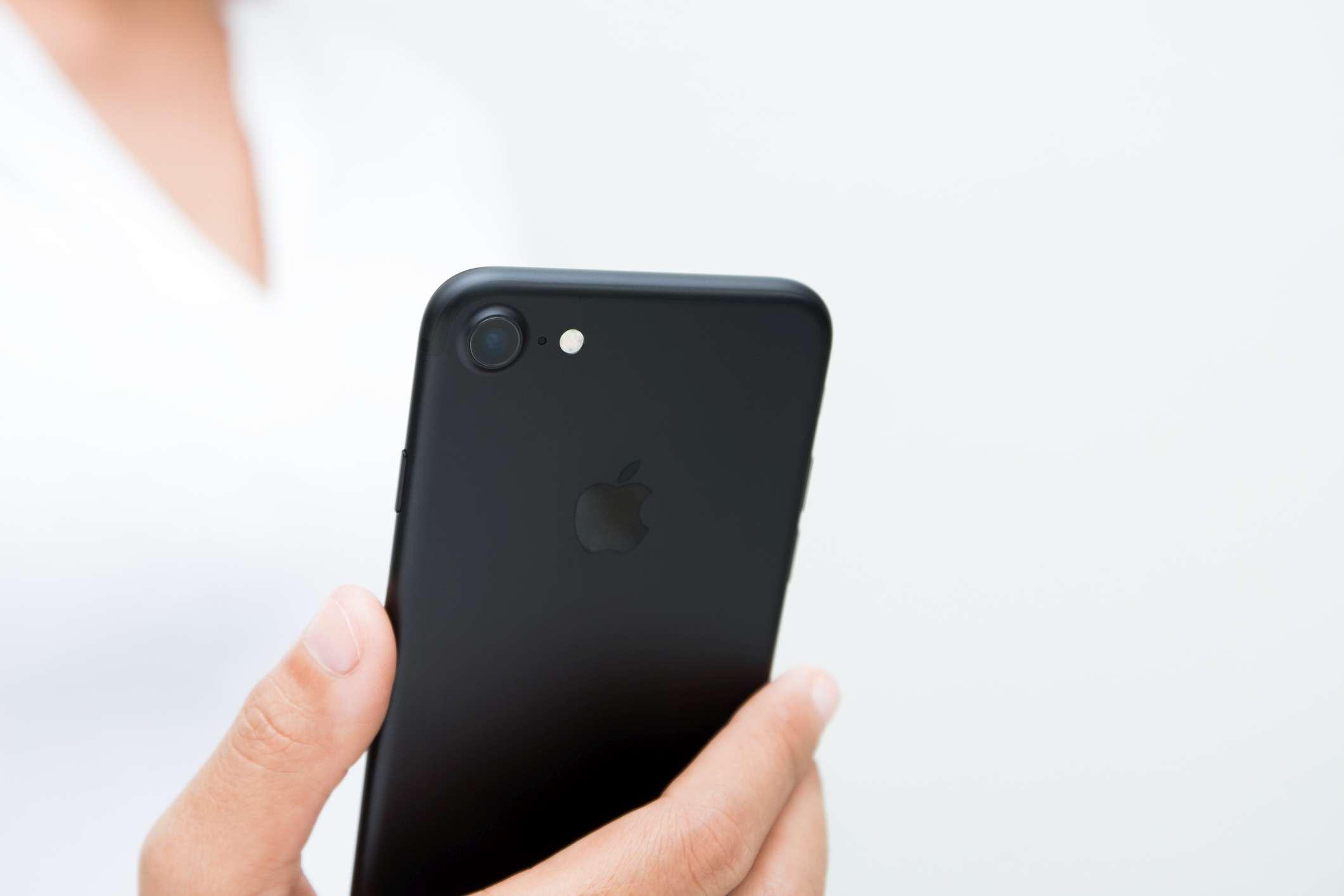 Nahaufnahme Frau Hand hält iPhone 7 zeigt Kamera zurück