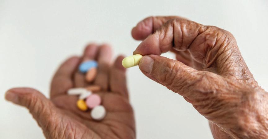 Nahaufnahme von senior Frau Hand Pille pflücken