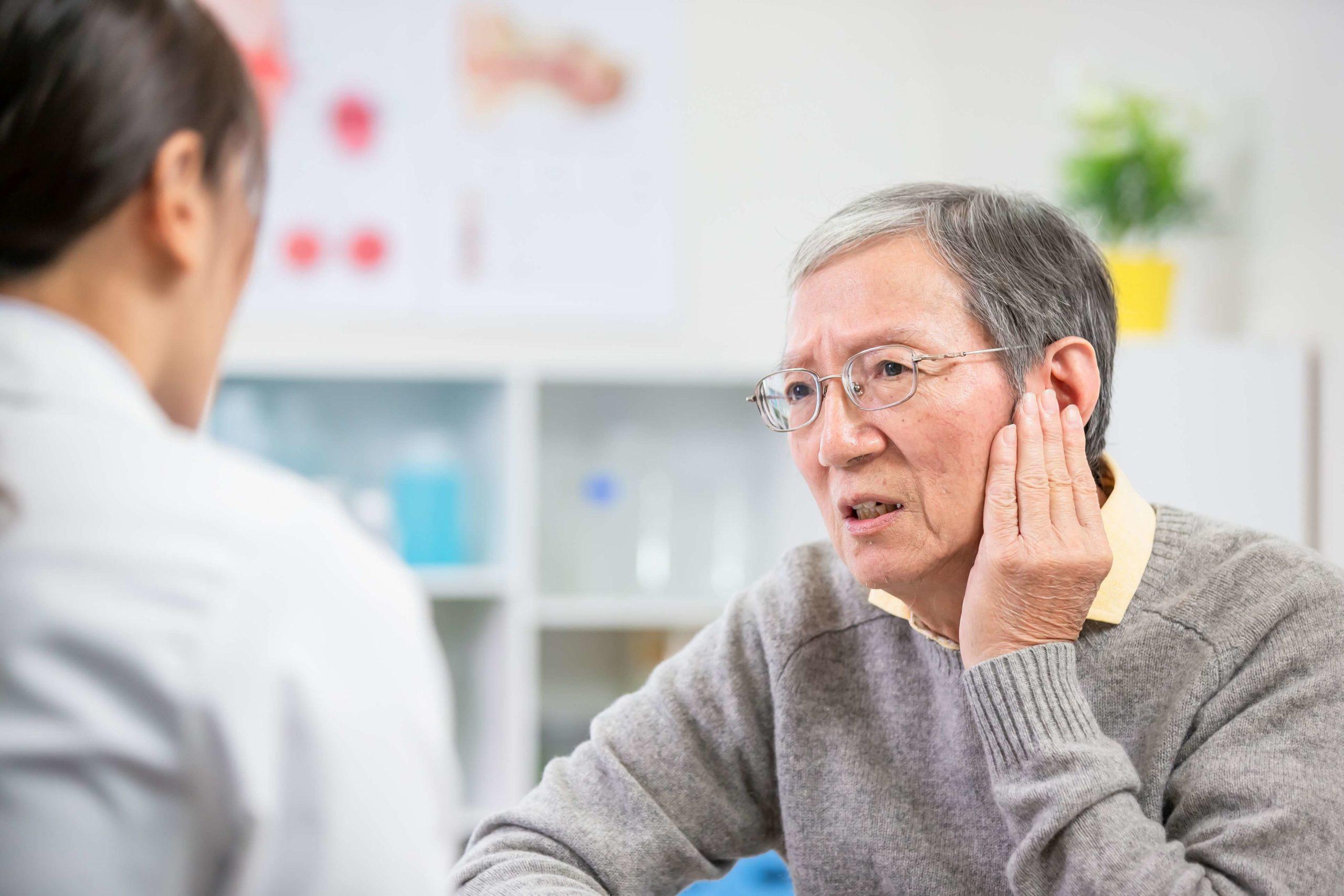 ältere Patienten gehen zum HNO-Arzt und beschweren sich über Ohrenschmerzen