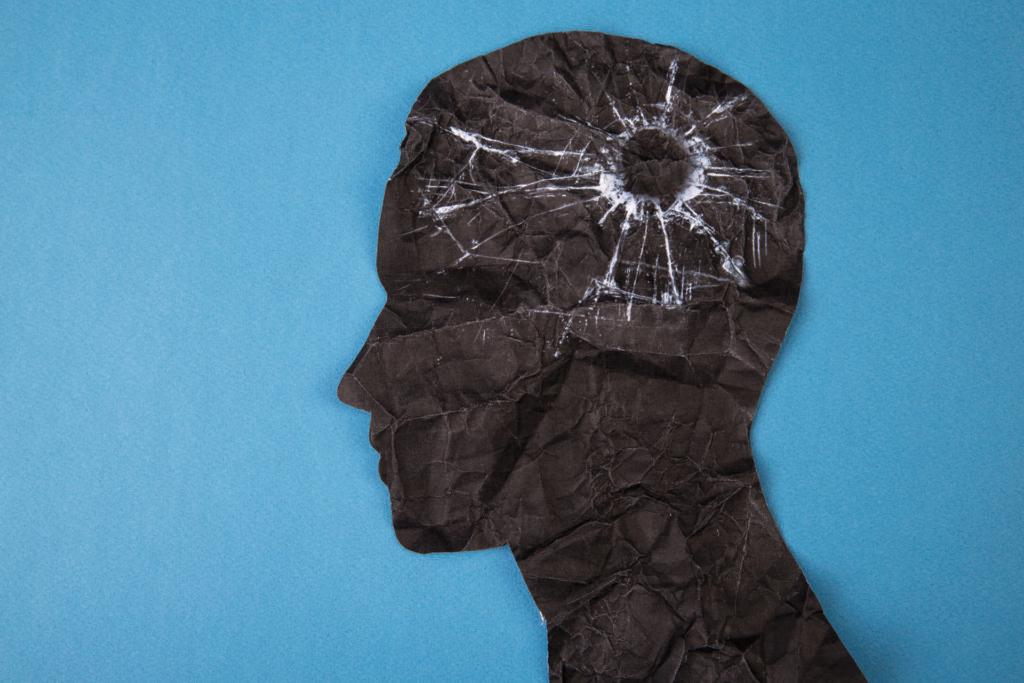 Symbol für Gehirnstörung, das von einem menschlichen Kopf aus Formpapier dargestellt wird. Kreative Idee für Alzheimer, Demenz, Gedächtnisverlust und psychische