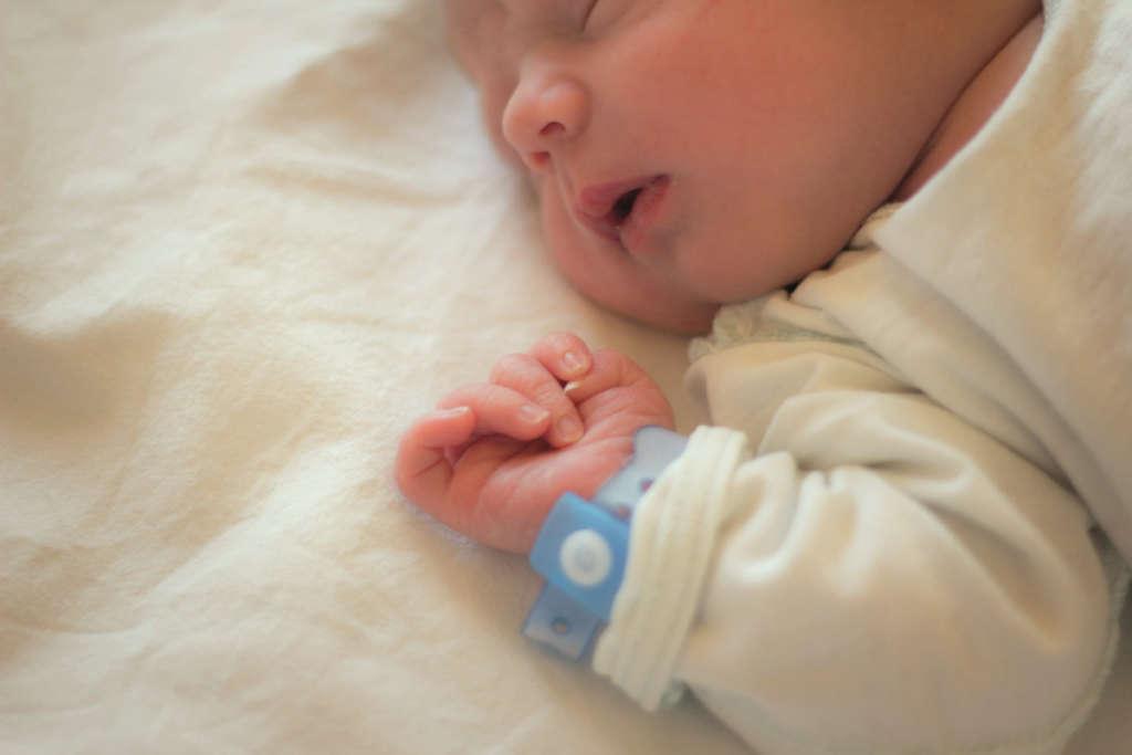 Neugeborenes Baby schlaeft