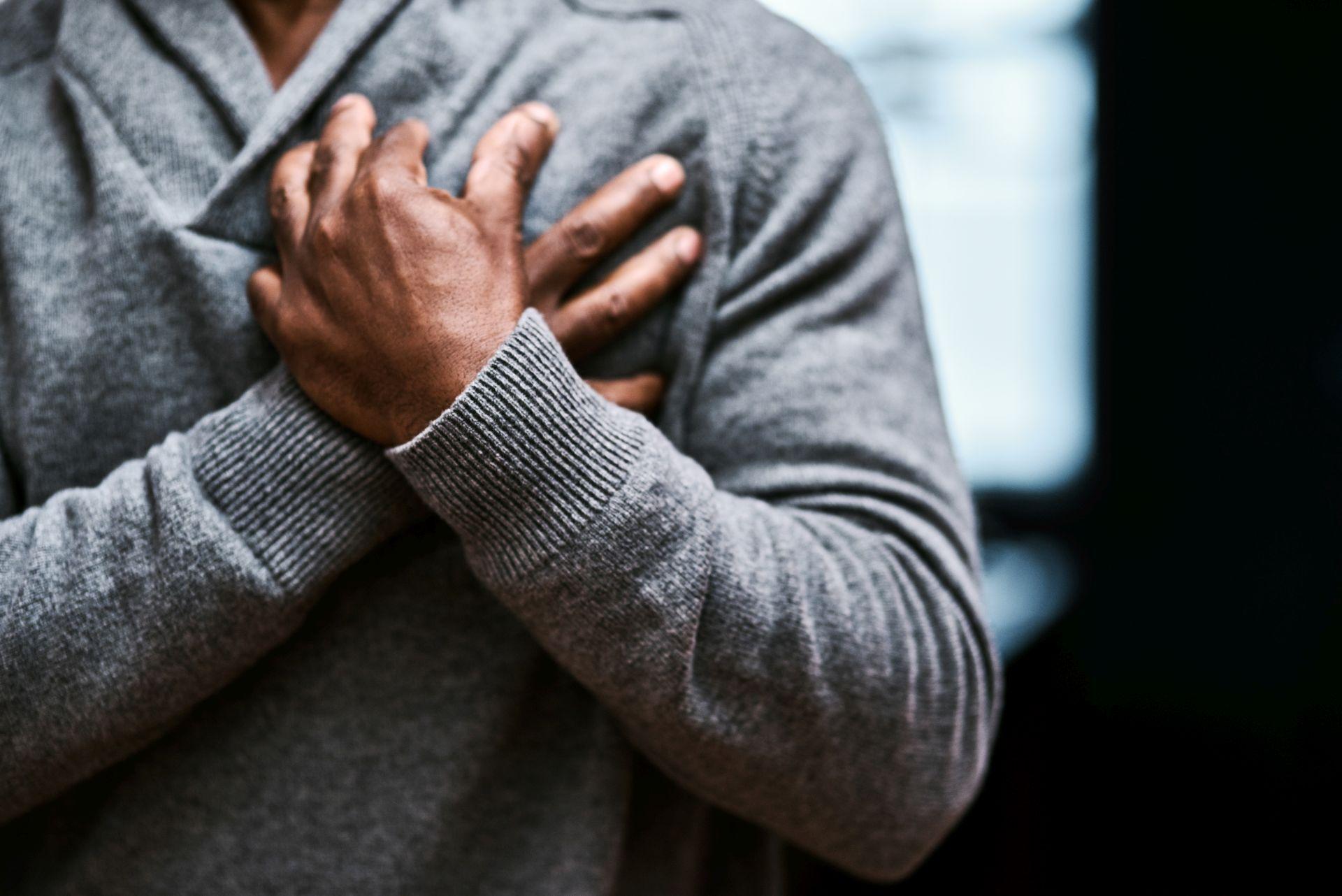 Ob ein Brustschmerz in der Klinik abgeklärt werden sollte, sagt einem der preHEART-Score