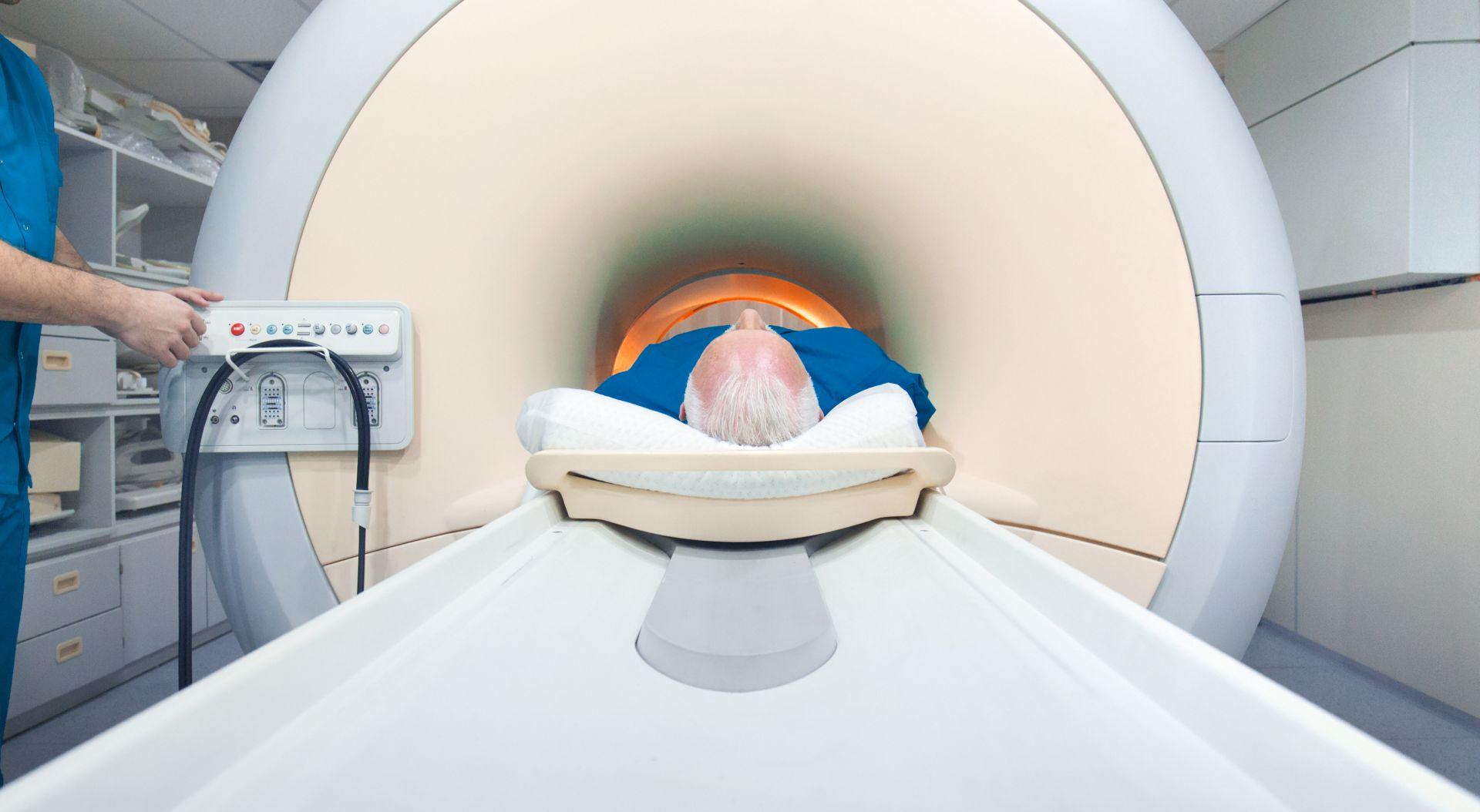 Ein älterer Patient wird in ein MRT geschoben
