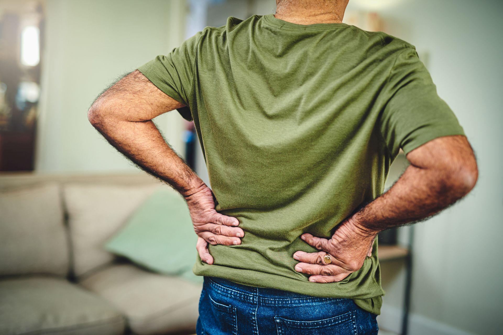 Beim lumbalen Rückenschmerz bei Älteren sollten Schmerzmittel nur in geringer Dosis und so kurz wie möglich verschrieben werden.