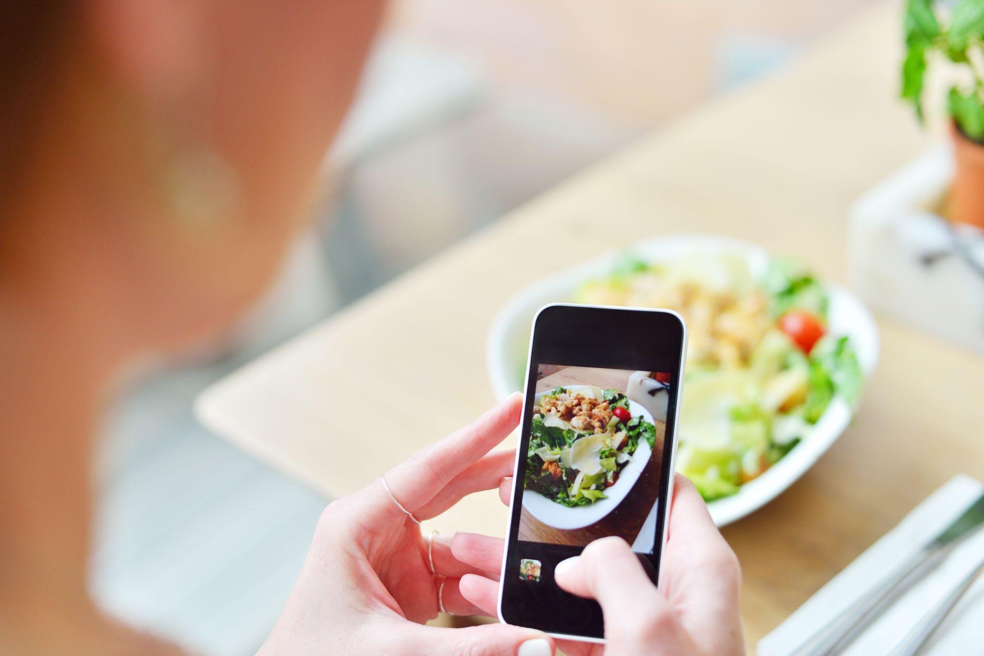 Das Smartphone kann helfen, den Kohlenhydratgehalt des Essens im Blick zu haben.