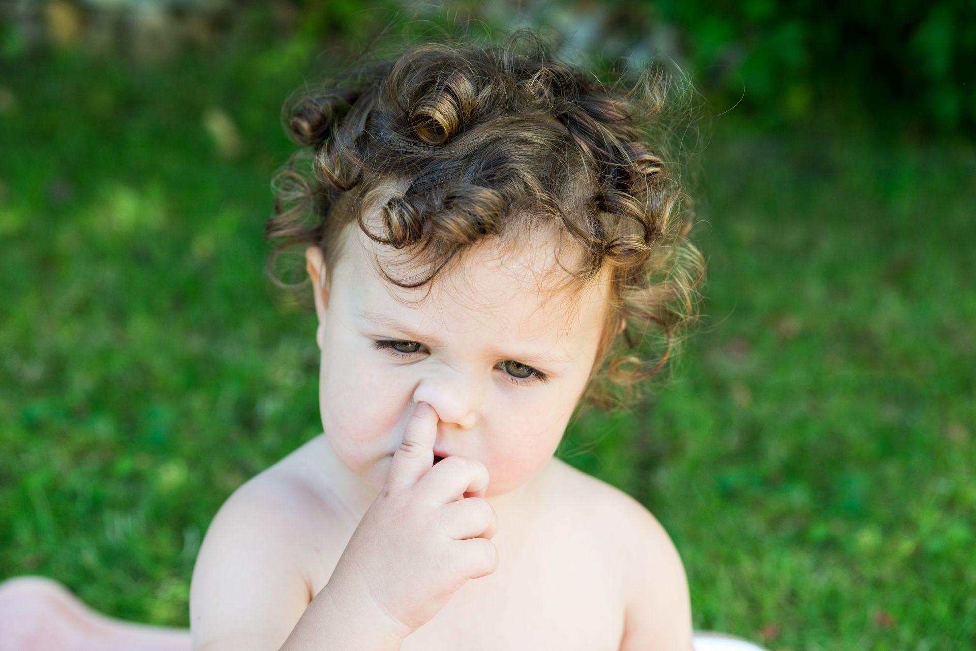 Haben Kinder sich erst einmal einen Gegenstand in die Nase gesteckt, ist die Gefahr, ihn bei unzulänglichen Entfernungsversuchen noch tiefer hineinzuschieben, gross.