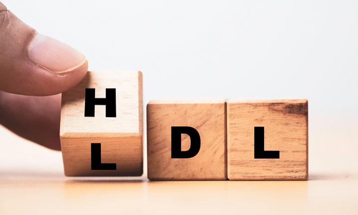Hand dreht drei Holzwürfel mit Buchstaben von LDL zu HDL