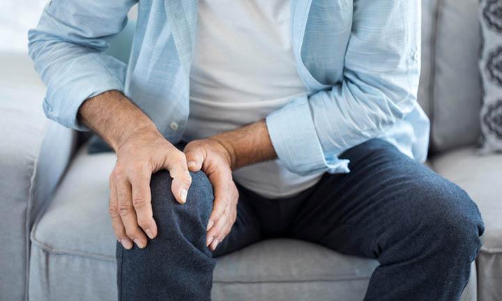Bei Arthroseschmerzen in Knie oder Hüfte helfen Antidepressiva nicht relevant.