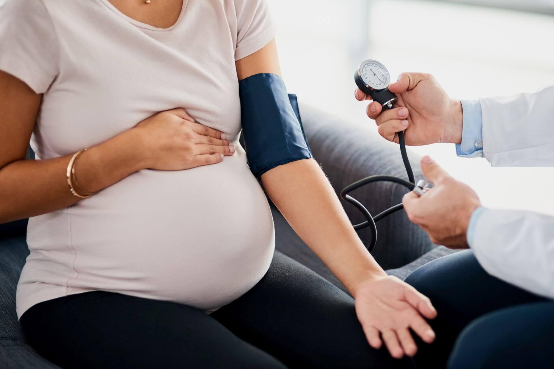 Viele Schwangere messen zur Früherkennung einer Präeklampsie ihren Blutdruck selbst